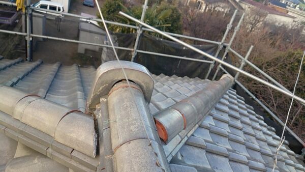 越谷市にて瓦の屋根修理〈テレビアンテナの撤去・漆喰補修〉 施工前